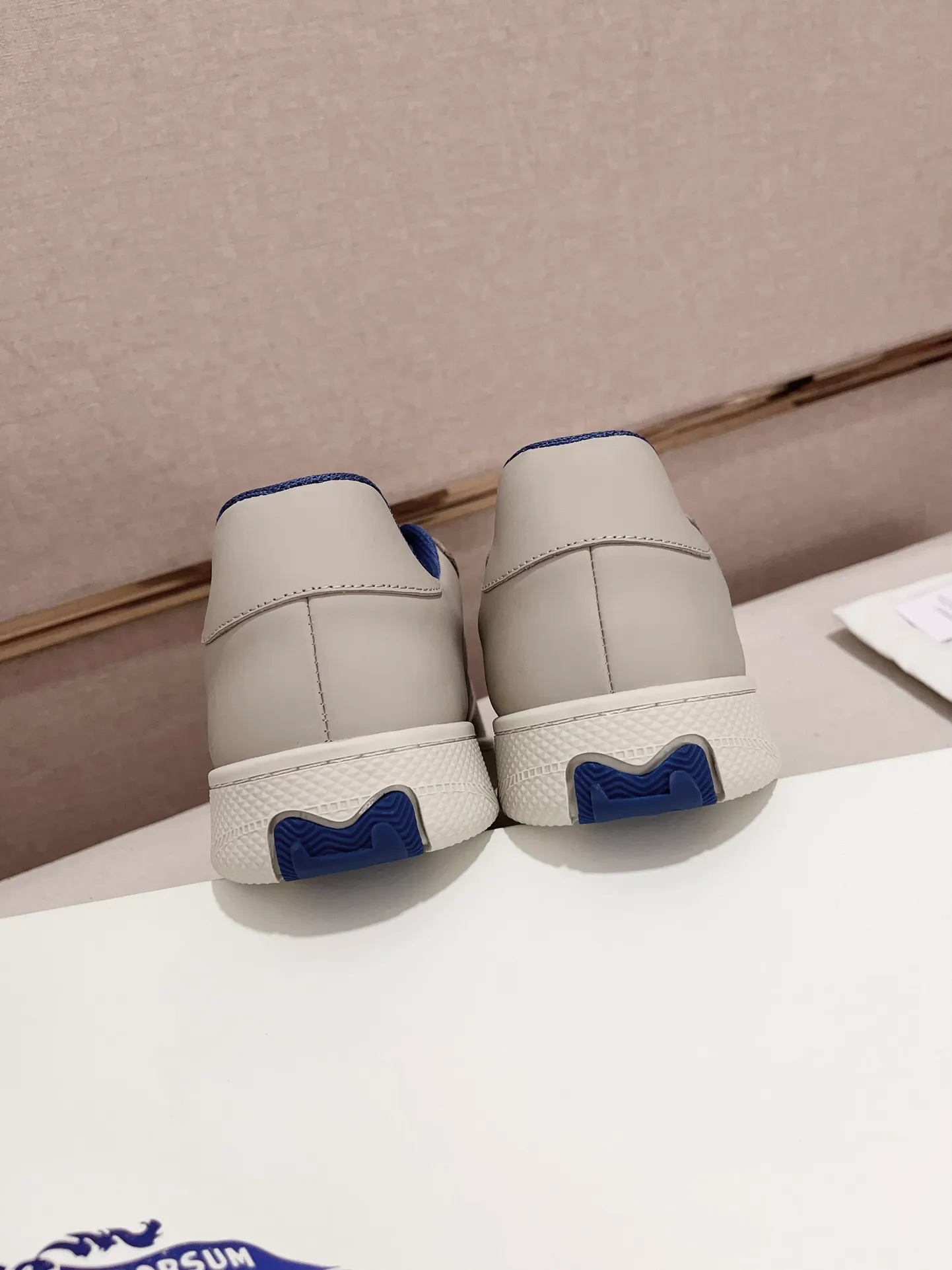 Men's shoes💰: 620💰Top version🥳◾️▫️The new Burberry men's classic low-top sneakers are reinterpreted with Vintage retro plaid cotton material and calfskin, decorated with a new brand logo. First-layer cowhide lining, embossed Burberry logo on the heel, and original TPU outsole! Code number: 38-45. Women's sizes and 46 can be customized.